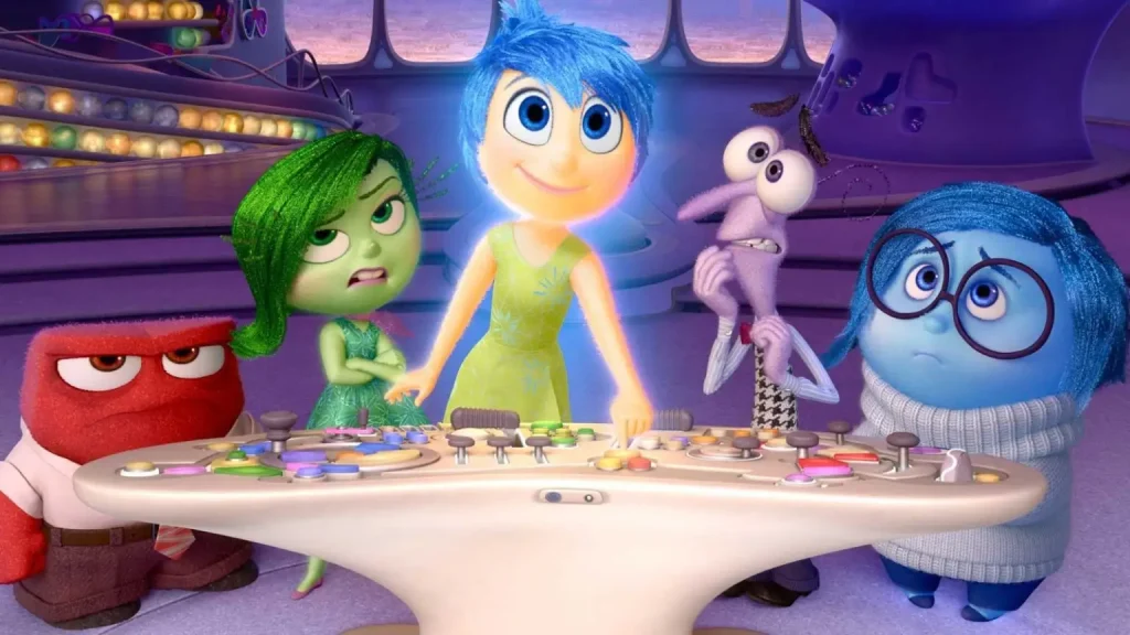 Agenda cultural Santos: cinema, teatro e exposições: Cena de animação com personagens coloridos do filme “Divertidamente” reunidos em um cenário infantil, como uma atividade na Vila Criativa Vila Progresso.