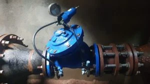 Equipamento de abastecimento e medidor com aparência de infraestrutura urbana, sugerindo investigação de Fraudes no sistema de abastecimento Vinhedo em Vinhedo.