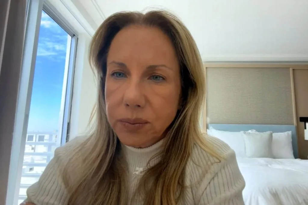 COP dos Oceanos: Eliane Sammarco em foto de estúdio dentro de um quarto, com janela ao fundo mostrando céu azul e luz natural, usando blusa clara de tricô.