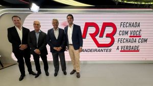 Logotipo da Rádio Cultura FM e Rádio Bandeirantes celebrando nova afiliação na Baixada Santista.