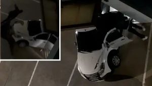 Fachada de farmácia invadida por criminosos com carro no Mansões Santo Antônio, Campinas.