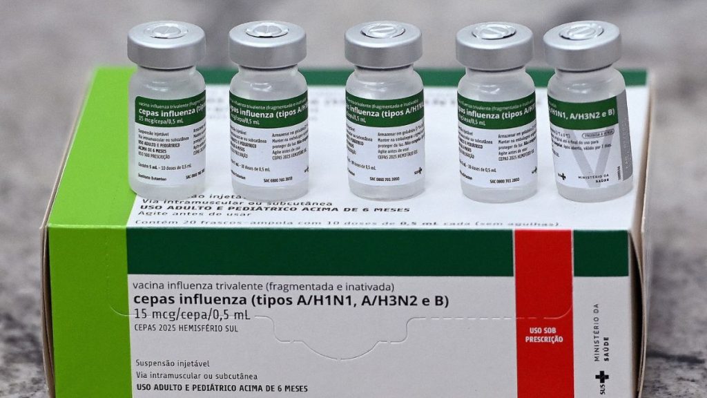 Caixa com frascos de vacina influenza (gripe) para vacinação em Americana, com indicação de uso a partir dos seis meses de idade, pronta para aplicação