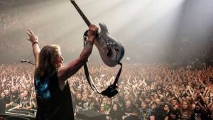 Banda Iron Maiden no palco durante a turnê mundial Run For Your Lives.