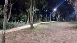 Vista das novas luminárias de LED instaladas na via principal do Bosque do Engenho em Piracicaba para maior segurança noturna.