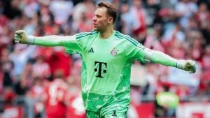Goleiro Manuel Neuer com o uniforme da Seleção Alemã de Futebol, destacando seu retorno para a convocação da Copa do Mundo de 2026.
