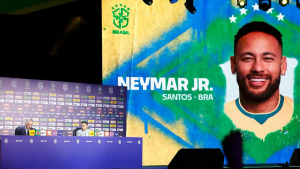 Neymar Jr. vestindo a camisa da Seleção Brasileira, representando sua convocação oficial para a Copa do Mundo de 2026.