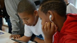 Tablets distribuídos pela Secretaria Municipal de Educação sendo utilizados em atividades pedagógicas em escola de Piracicaba.