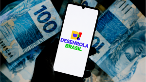 Logotipo do programa Desenrola Brasil sobreposto a uma imagem de carteira de trabalho e moedas, representando o uso do FGTS para quitar dívidas.