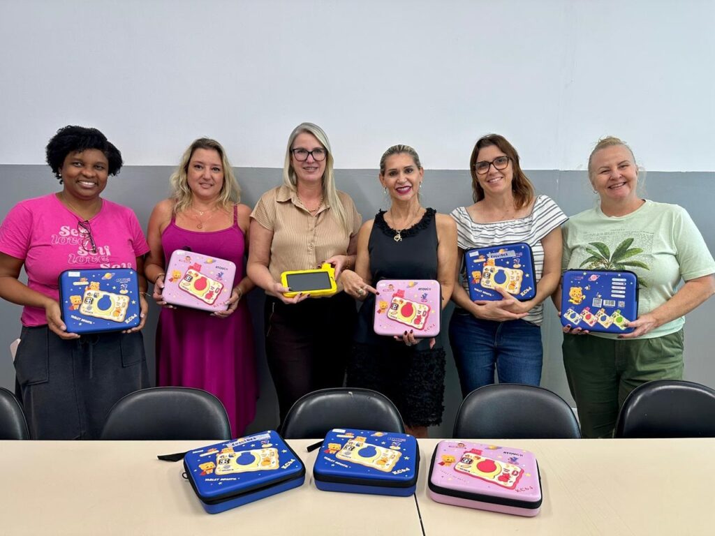 Henriqueta Luca, Valéria Zago, Juliana Vicentin, Gislaine Correr, Raquel Bettio e Ana Marra segurando os novos tablets da rede municipal de ensino.