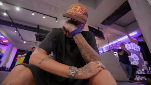 Neymar Jr. em momento de celebração, simbolizando sua confirmação na Copa do Mundo de 2026.