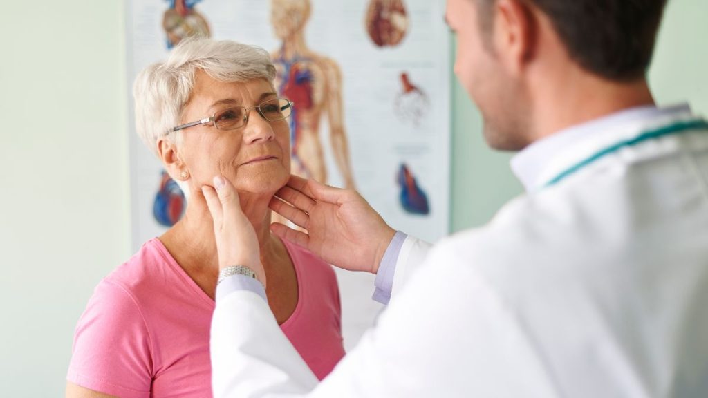 Ilustração médica ou representação da anatomia do pescoço destacando a área relacionada ao câncer na região cervical e sintomas.