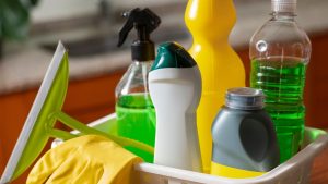 Produtos de limpeza da marca Ypê, como lava-louças e sabão líquido, relacionados à suspensão de lotes pela Anvisa.