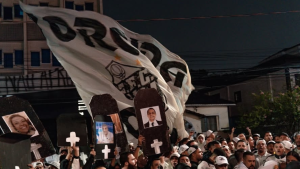 Torcedores do Santos reunidos em frente ao estádio Vila Belmiro em protesto contra a diretoria e a votação da reforma do estatuto.