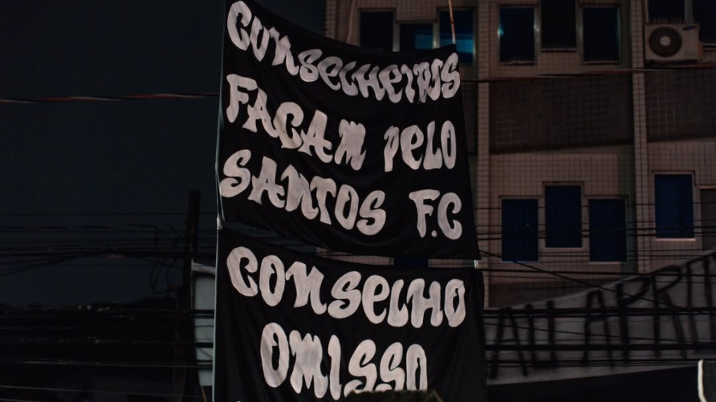 Faixa de protesto estendida por torcedores do Santos na Vila Belmiro manifestando insatisfação com a gestão e a possível criação da SAF.