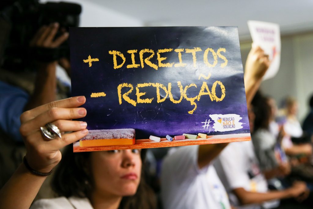 Parlamentares e participantes reunidos em audiência pública na CCJ para discutir a admissibilidade da redução da maioridade penal de 18 para 16 anos.