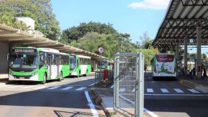 Ônibus do transporte público coletivo circulando por via urbana em Campinas, representando a nova licitação municipal.