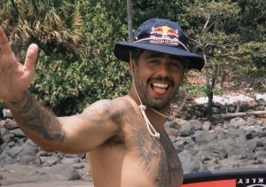 Pedro Scooby em momento de reflexão ao relatar sua história de superação e dificuldades financeiras na juventude.