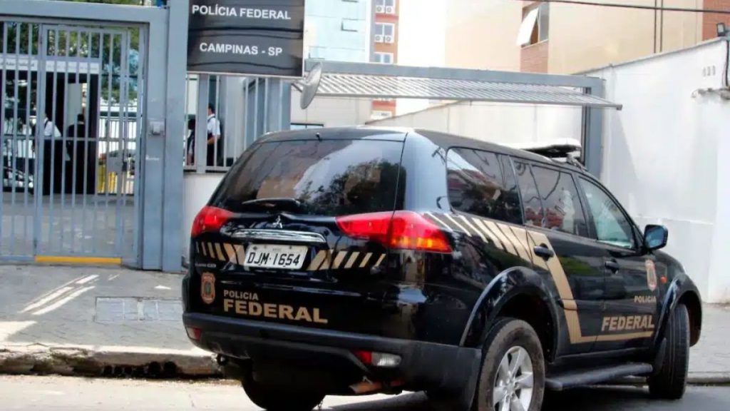 Viatura da Polícia Federal estacionada durante operação contra crimes de abuso sexual infantil na região de Campinas.