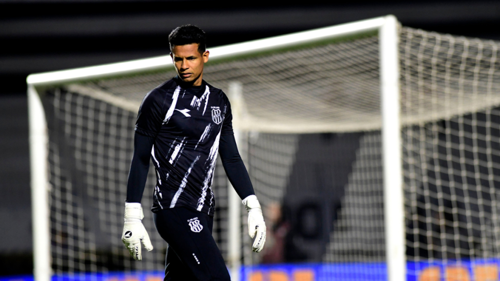 Goleiro Diogo Silva, da Ponte Preta, durante o jogo contra o Londrina pela Série B do Campeonato Brasileiro.