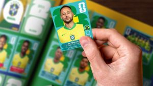 Álbum oficial da Copa do Mundo 2026 da Panini aberto na página da Seleção Brasileira com destaque para as figurinhas dos jogadores.