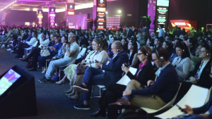 Autoridades e lideranças empresariais reunidas na cerimônia de abertura da 40ª edição do Festival APAS SHOW no Expo Center Norte.