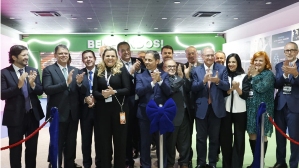 Expositores e estandes de alimentos e bebidas no pavilhão do Festival APAS SHOW, o maior evento supermercadista do mundo.