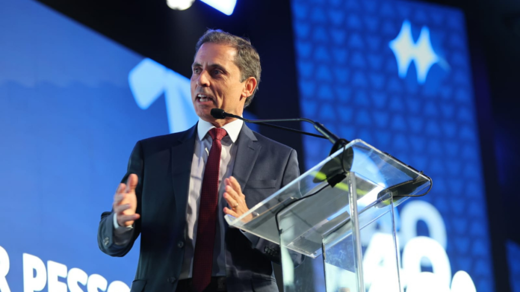 Erlon Ortega, presidente da APAS, discursando durante a abertura oficial do evento para o setor de varejo e supermercados.