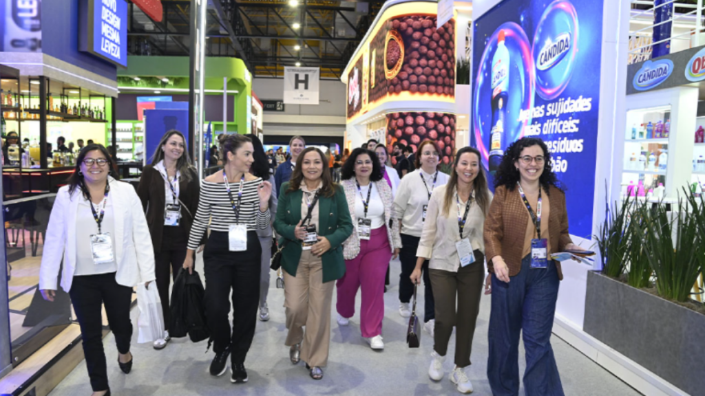 Público de profissionais e representantes do varejo nacional e internacional circulando pelos corredores da feira APAS SHOW em São Paulo.
