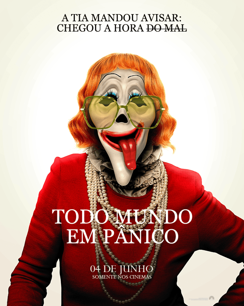 Pôster paródia de Todo Mundo em Pânico com a personagem Aunt Gladys em uma composição que ironiza filmes de terror contemporâneos.