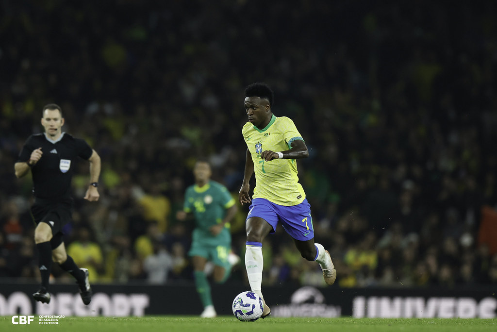 Canceriano, Vinicius Júnior aparece como um dos jogadores mais impactados astrologicamente pelo período da Copa. Segundo a análise, Júpiter em Câncer tende a ampliar reconhecimento, protagonismo e conexão com o público, favorecendo momentos de destaque dentro e fora de campo.
