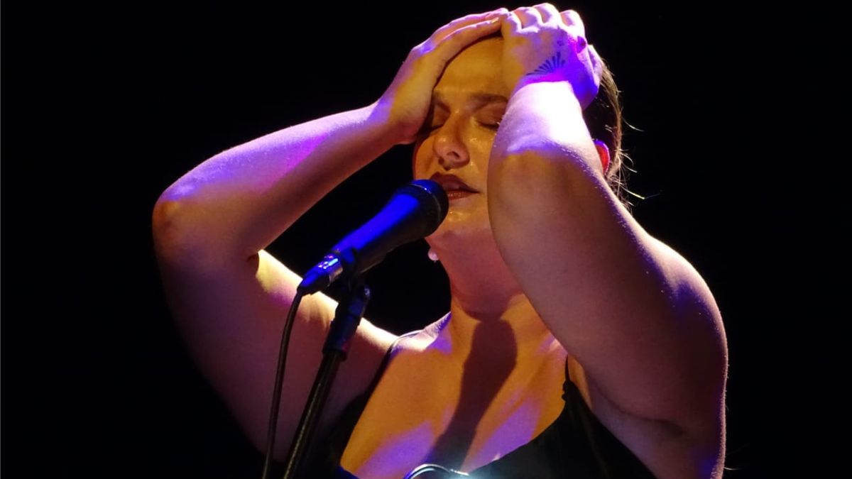 Cantora Alice Caymmi em performance do espetáculo Para minha Tia Nana no Festival O Som das Palafitas 2026.