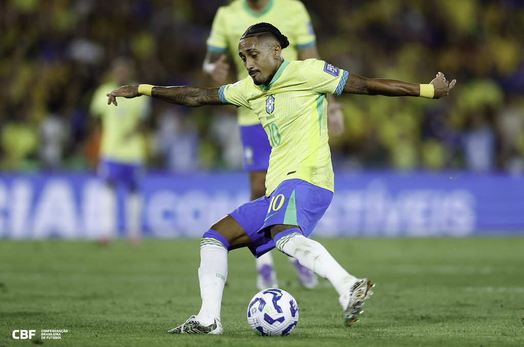 O sagitariano Raphinha aparece como um dos nomes mais compatíveis com o clima imprevisível da Copa. A astrologia sugere espaço para atuações decisivas, crescimento ao longo do torneio e gols inesperados.