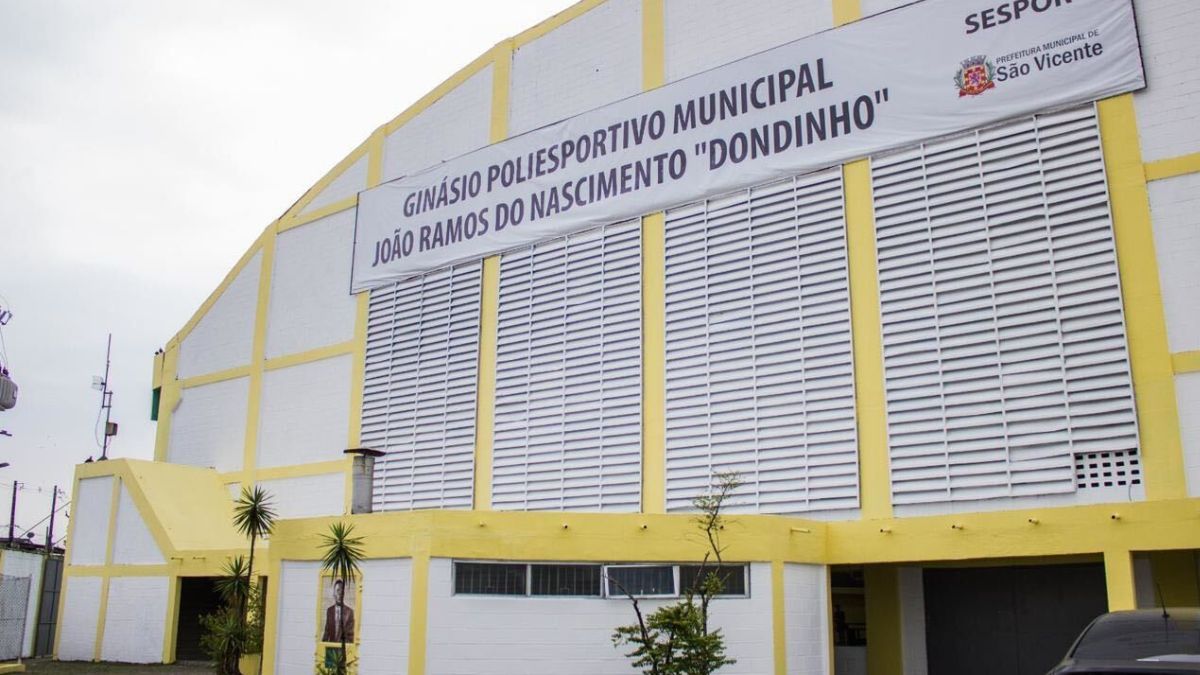 Grupo de capoeiristas e empreendedores reunidos durante a 1ª Feira de Empreendedorismo da Cultura Popular no Ginásio Dondinho, em São Vicente.