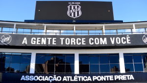 Escudo da Ponte Preta em destaque, representando a nova punição de transfer ban aplicada pela Fifa ao clube de Campinas.