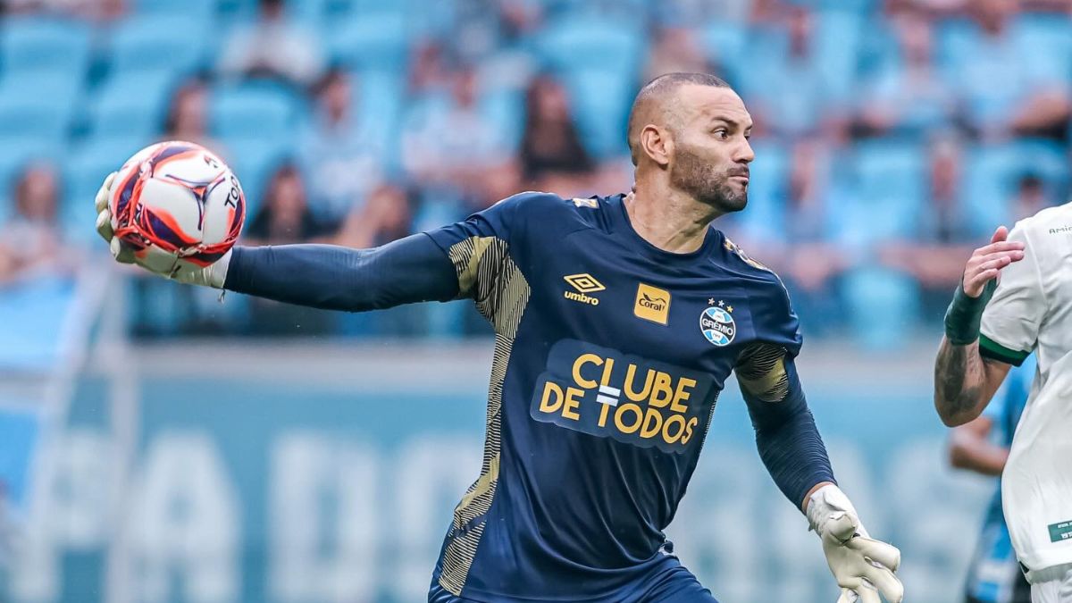 Goleiro Weverton, do Grêmio, em momento de celebração após ser anunciado na lista de convocados de Carlo Ancelotti para a Copa do Mundo de 2026.