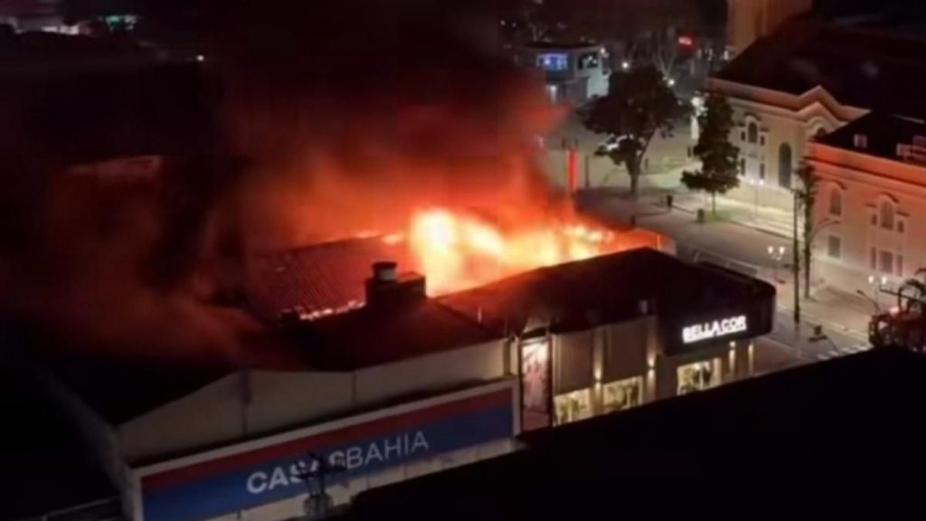 Grandes labaredas de fogo e fumaça saindo do estabelecimento comercial das Casas Bahia em Santa Bárbara D’Oeste.