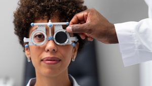Exame oftalmológico detalhado em paciente para diagnóstico preventivo de glaucoma.