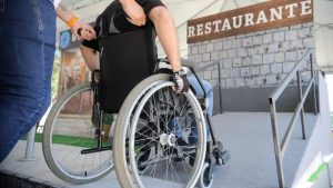 Candidatos participando de ação de inclusão profissional para pessoas com deficiência no PAT de Indaiatuba durante o programa Meu Emprego Inclusivo.