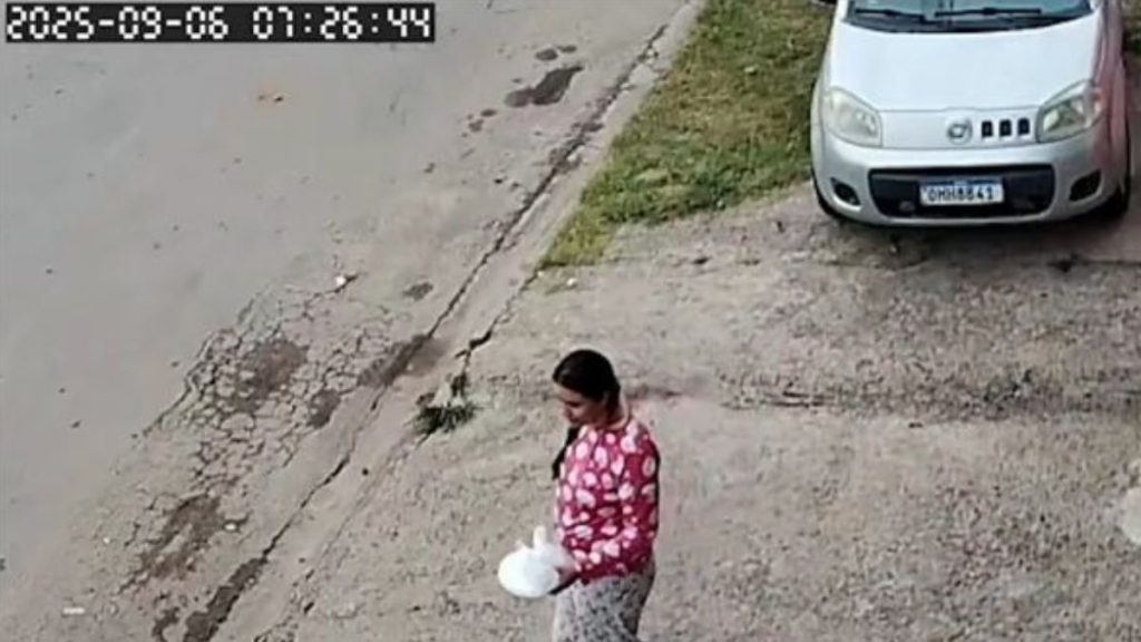 Agatha Sofia da Silva caminhando em via pública, registrada por câmeras de segurança em Nazaré Paulista antes de seu desaparecimento.