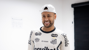Neymar Jr. em campo durante partida do Campeonato Brasileiro, contexto da lesão na panturrilha direita que preocupa a comissão técnica da seleção brasileira.