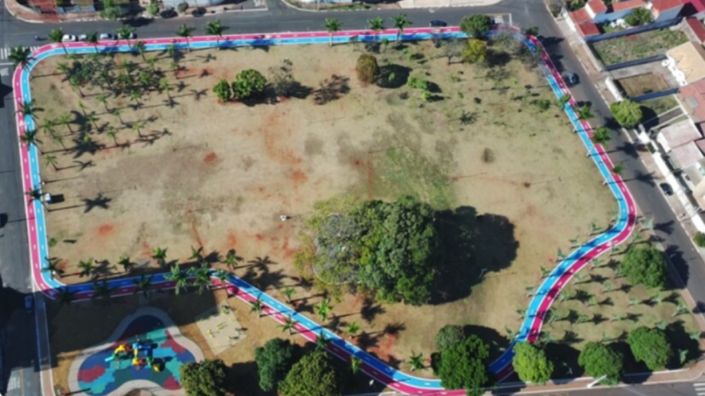Estrutura de tendas e área de convivência montada na Praça Macarenko para a Rota Cervejeira 2026 em Sumaré, preparada para receber famílias e visitantes.
