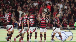 Jogadores do Flamengo em campo, representando o elenco rubro-negro impactado pelas convocações para a Copa do Mundo de 2026.