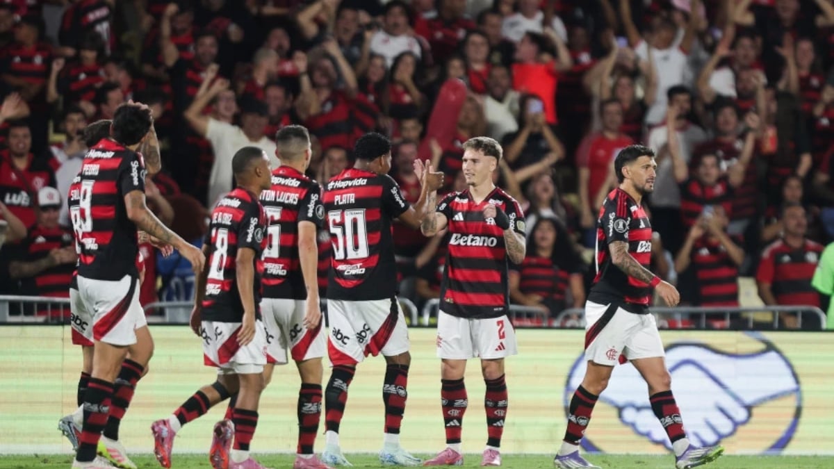 Jogadores do Flamengo em campo, representando o elenco rubro-negro impactado pelas convocações para a Copa do Mundo de 2026.