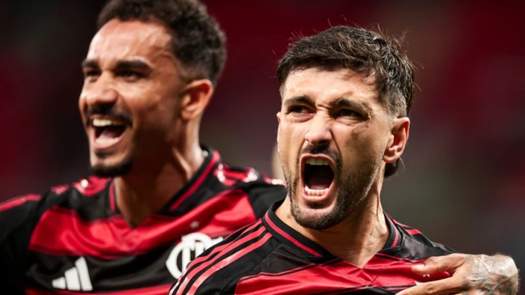 Atleta do Flamengo em atividade no centro de treinamento, ilustrando a preparação dos jogadores convocados para a Seleção Brasileira por Carlo Ancelotti.