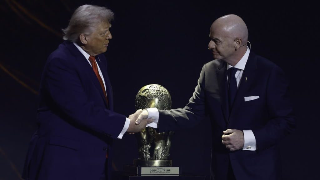 Logotipo oficial da Copa do Mundo de 2026 em destaque, representando o monitoramento da FIFA sobre questões de saúde global e o surto de Ebola.