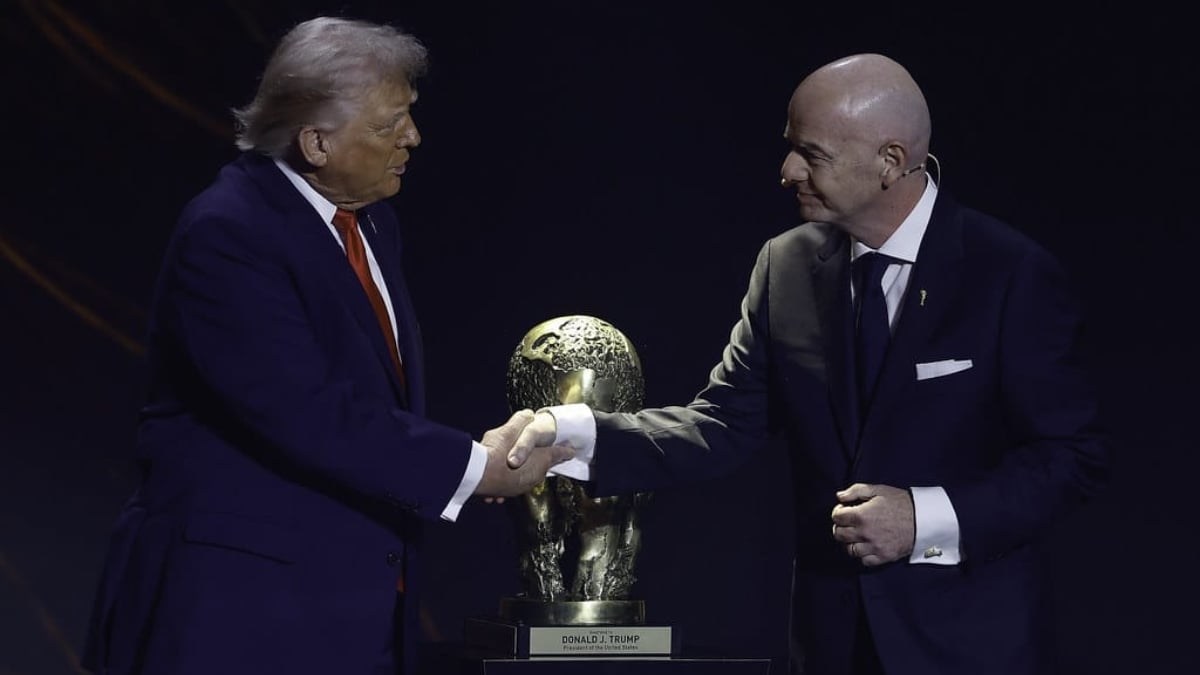 Logotipo oficial da Copa do Mundo de 2026 em destaque, representando o monitoramento da FIFA sobre questões de saúde global e o surto de Ebola.