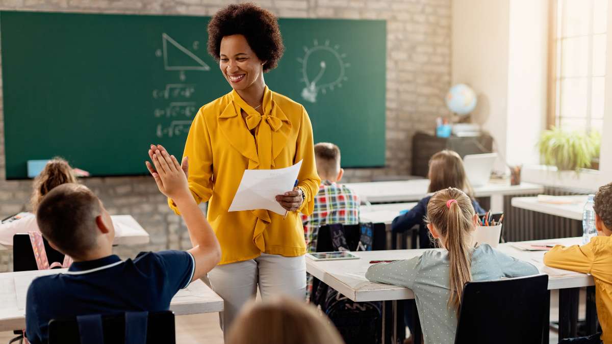Professores da educação básica em ambiente escolar, representando a valorização da categoria após a aprovação do reajuste do piso salarial para R$ 5.130,63.