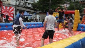 Crianças participando de atividades recreativas ao ar livre durante a Semana Municipal do Brincar em Santos.