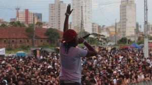 Artistas e público reunidos no Festival Giro Cultural no Espaço Cultural Maria Monteiro em Campinas, destacando a cena de arte e cultura periférica.