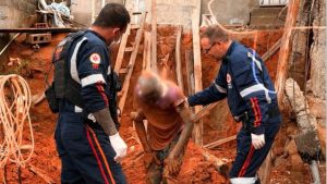 Local de acidente em Bragança Paulista onde trabalhador de 59 anos ficou parcialmente soterrado após queda de muro durante escavação.